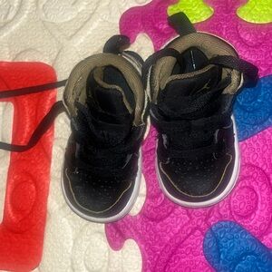 Jordan 1 Mid BT (Black/Gold)